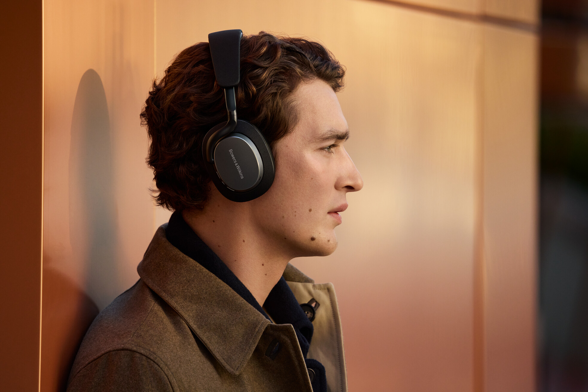 Low--B&W - Px7 S3 Anthracite Black - Campaign 1 Low--B&W - Px7 S3 Anthracite Black - Campaign 1