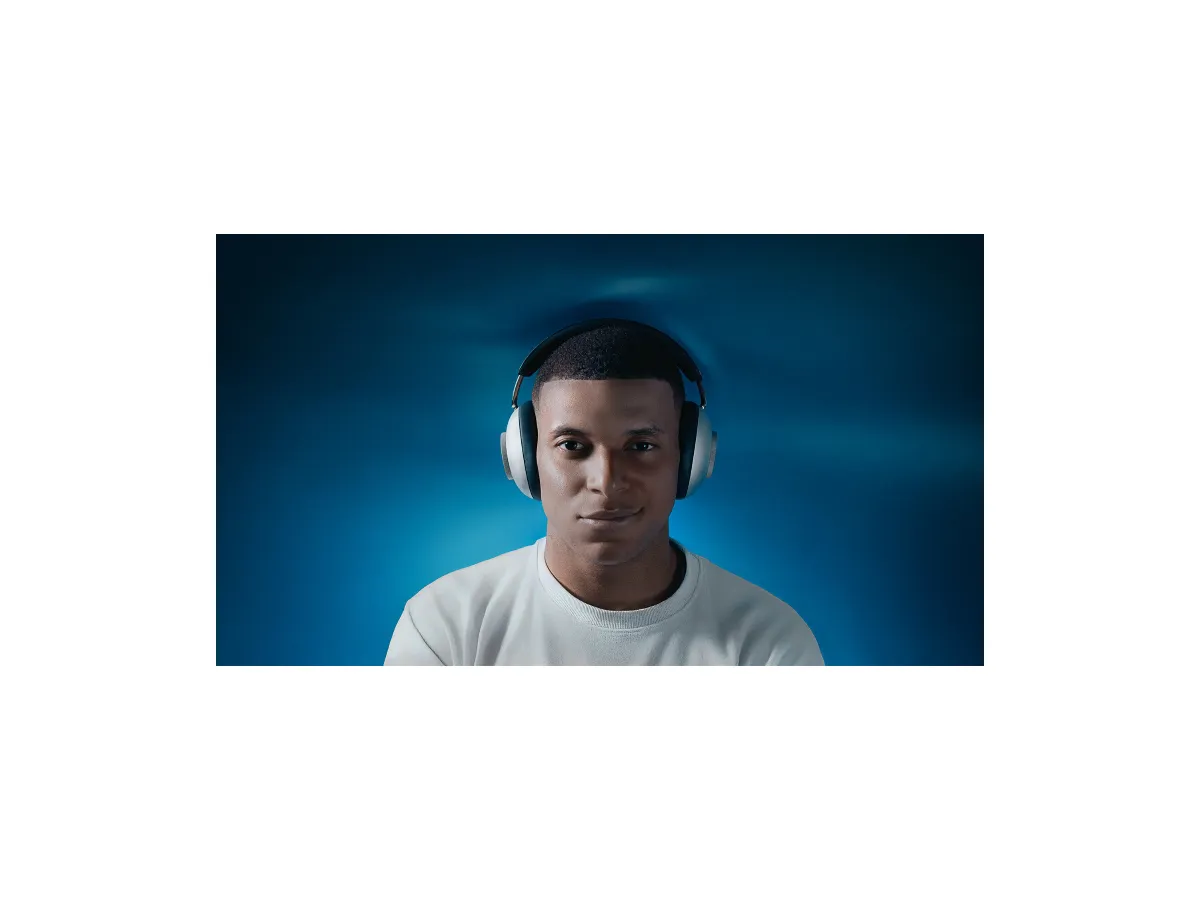 Loewe_leo _headphones_Kylian_Mbappé_image2 Loewe_leo _headphones_Kylian_Mbappé_image2