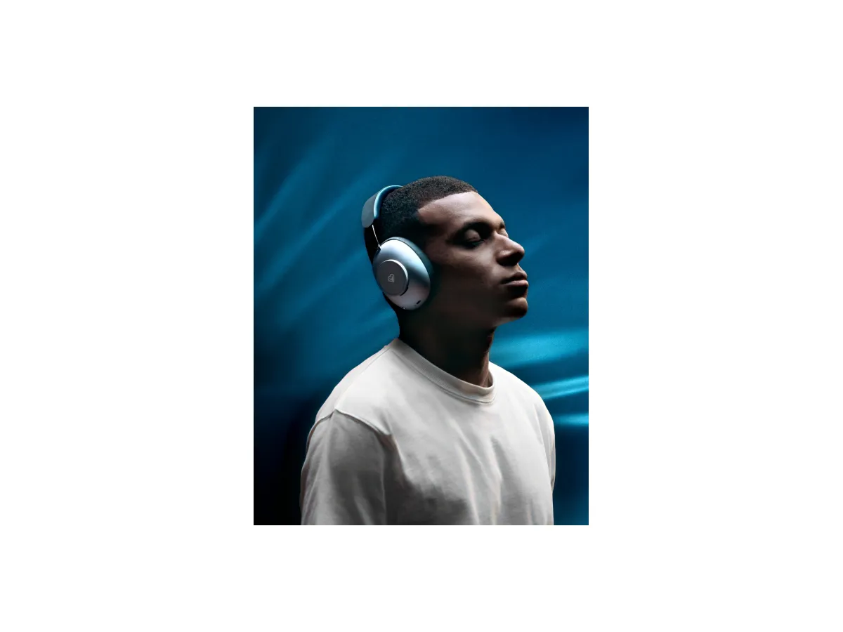 Loewe_leo_headphones_Kylian_Mbappé Loewe_leo_headphones_Kylian_Mbappé